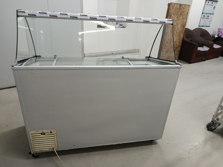 Витринный морозильник UGUR UDD 400 для мороженого