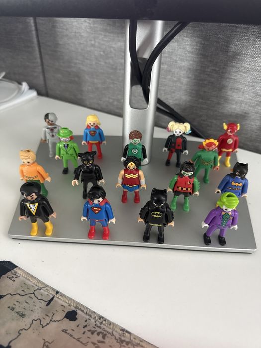 Продам игрушки lego kinder dc полный набор