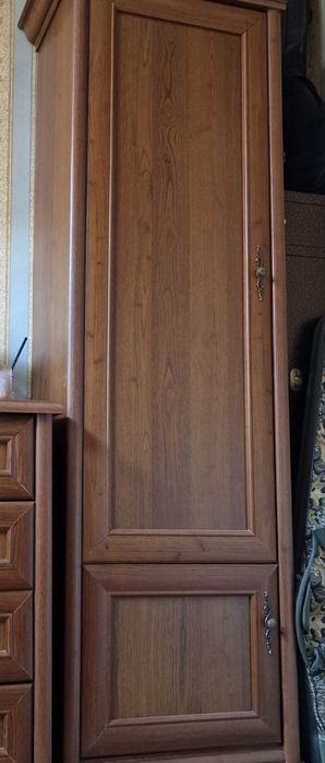 Коричневый шкаф
