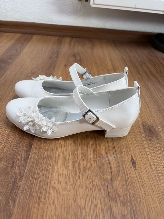 Pantofi eleganti pentru fete/ de Prima Împărtășan