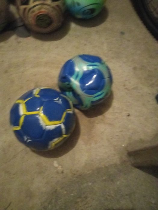 Детско колело и топки