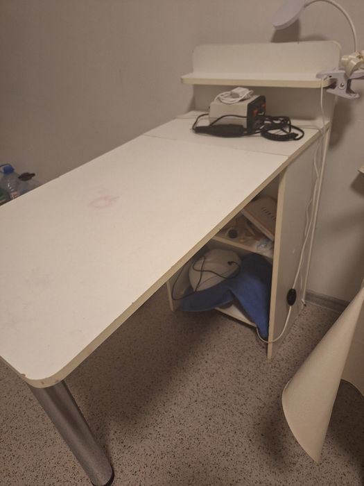 Маникюрный стол белый