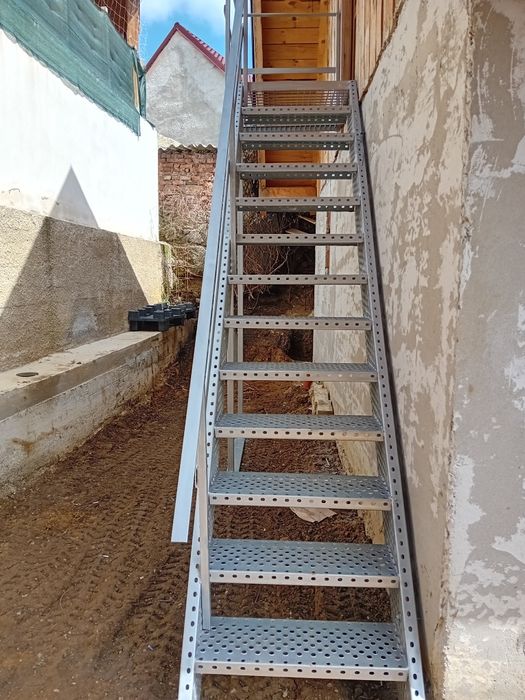 Scara zincata exterior în forma de l  isu