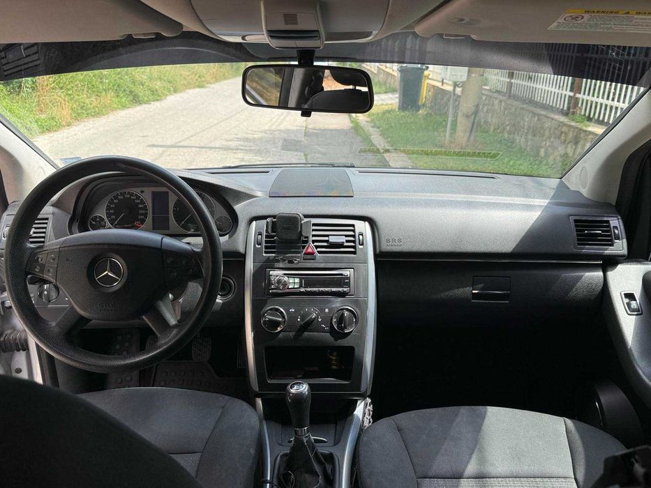 Продавам Мерцедес Б180