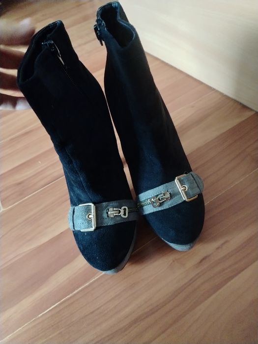 Велурени боти на висок ток