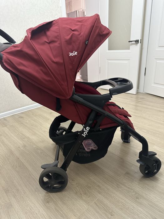 Продам детскую прогулочную коляску Joie