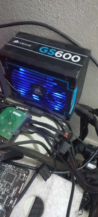 Продавам захранване Corsair 600w