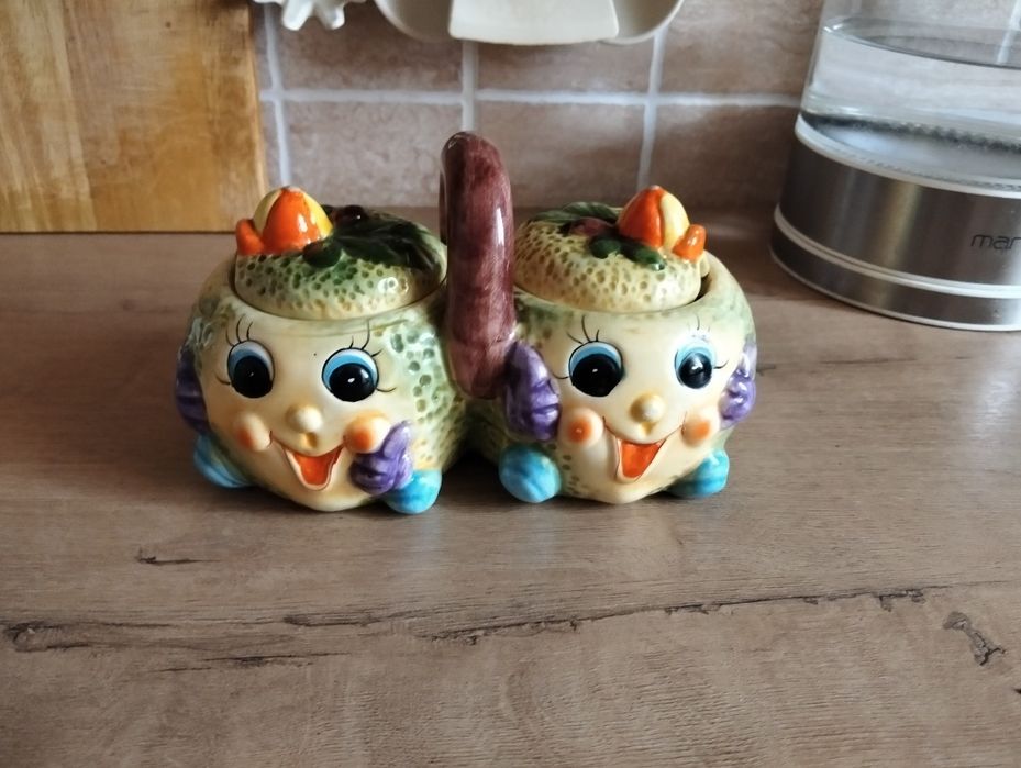 Продам фарфоровые солонку и перечницу.