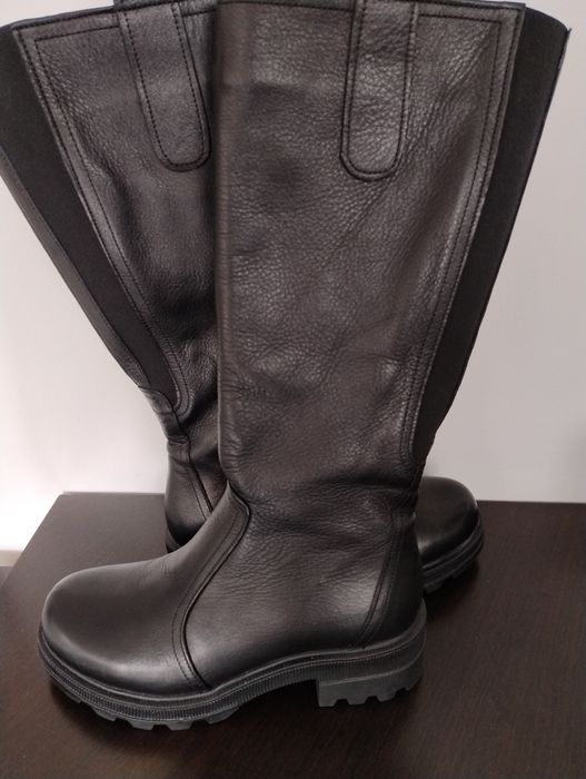 Кожени нови ботуши .