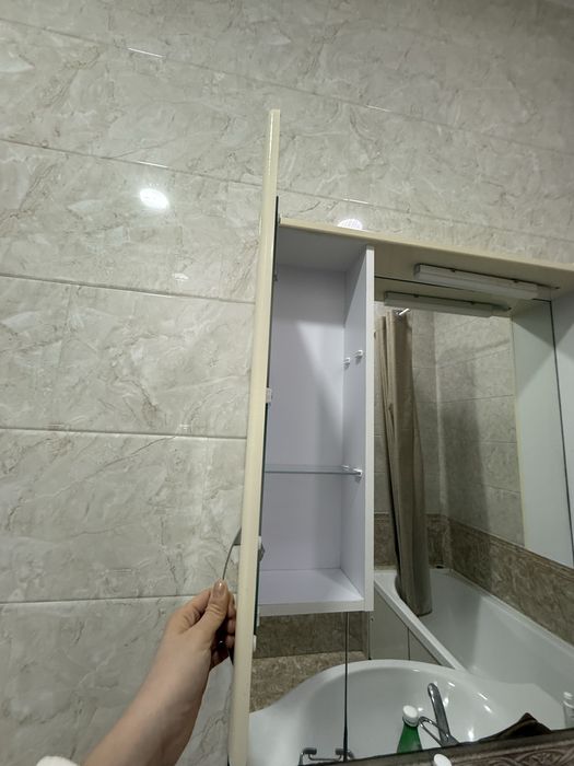 Раковина с зеркалом и тумбой