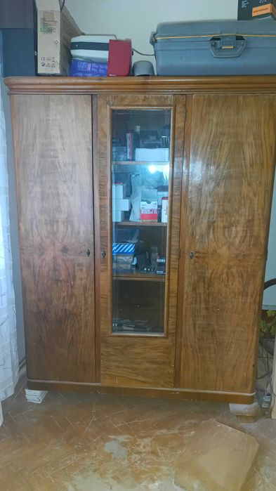 Mobilă veche de 80 de ani