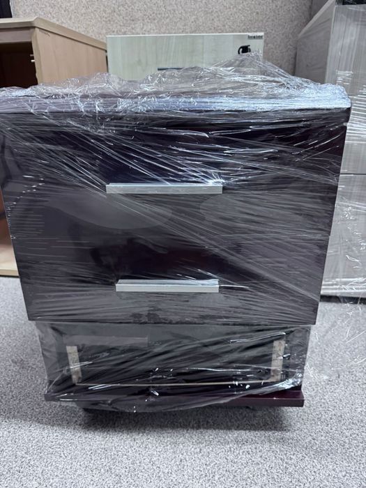 Офисная мебель тумбы кресла