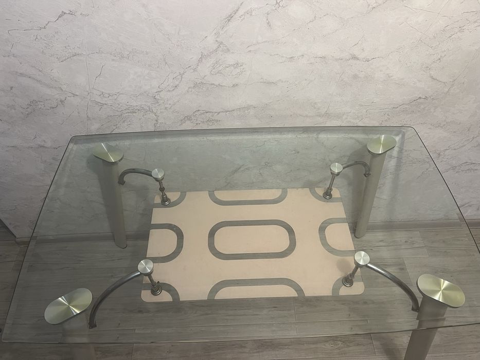 Продам стеклянный стол