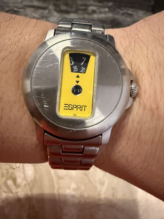 Часовник ESPRIT с уникален дизайн