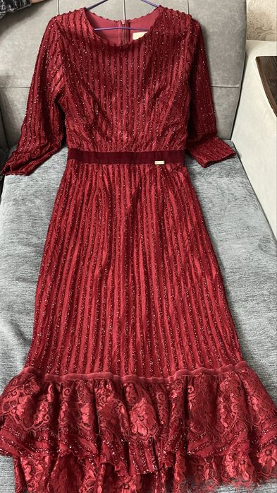 Бордовое  блестящее платье