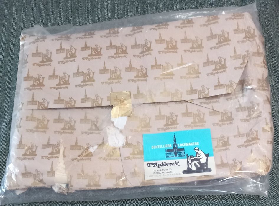 Broderie manuală ,Față de masă cu 16 șervețele