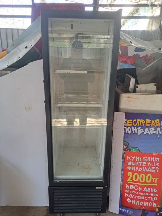 Холодильник витринный.