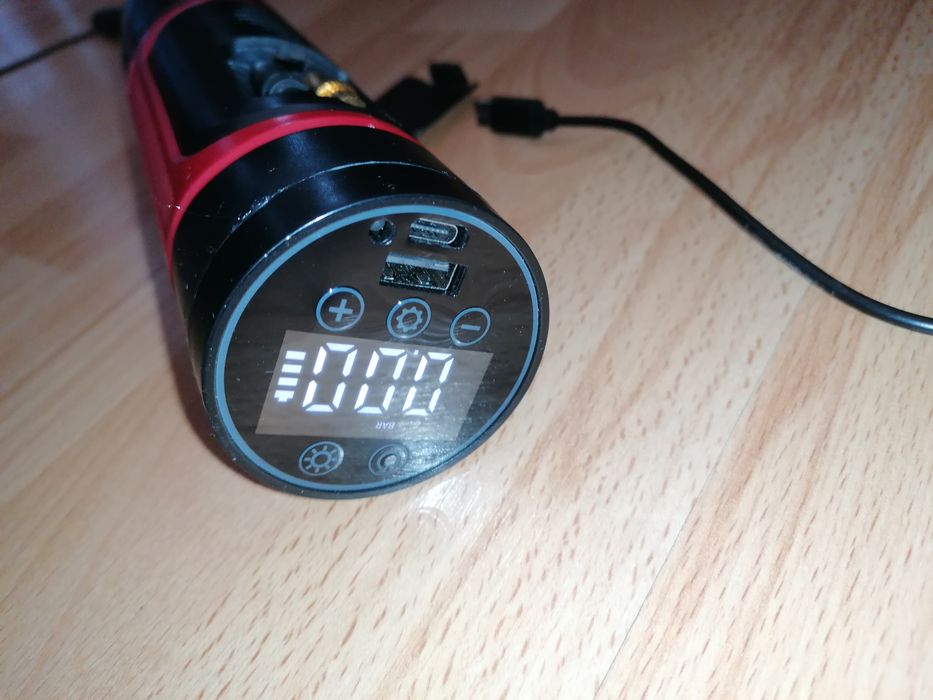 Compresor cu acumulator portabil si un Multitool electric util in masina