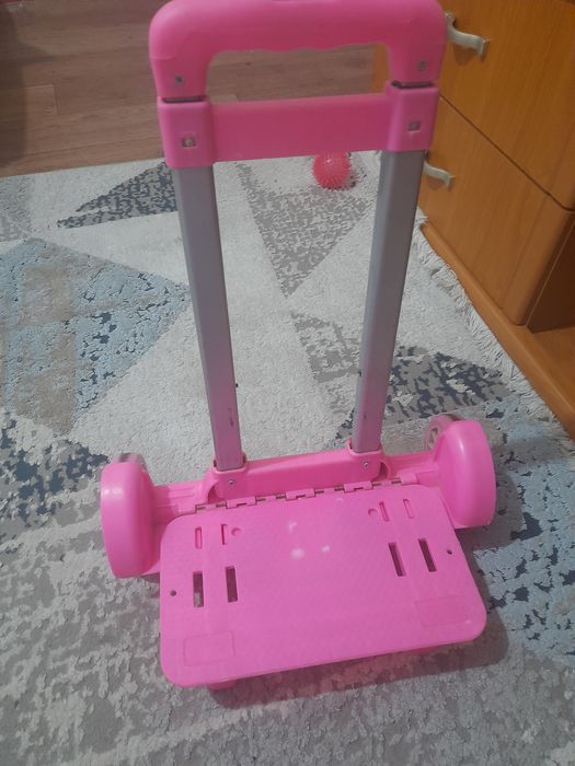 Игрушечный столик для девочки