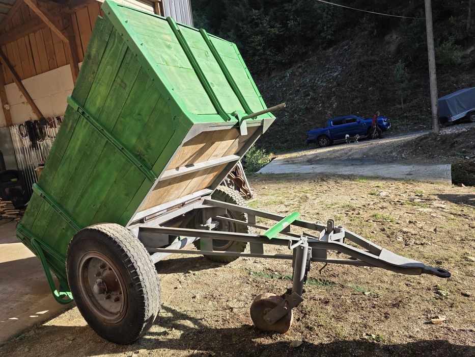 Remorca tractor o axa cu basculare mecanica