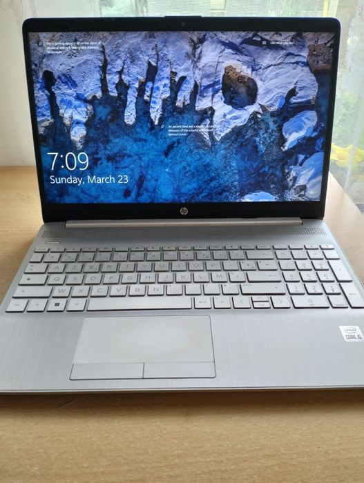 Laptop HP 15-dw1023nf, i5 generația 10, 16 GB DDR4, SSD 256 GB,baterie