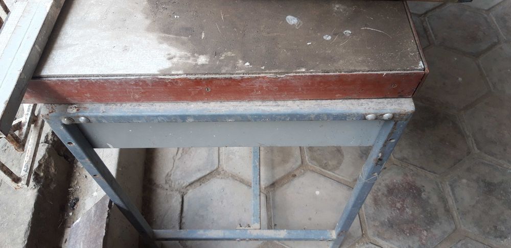 Продаётся лабораторный стол.