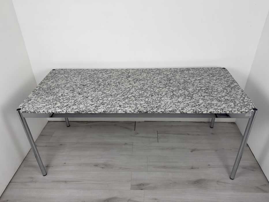 Бюро USM Haller с гранитен плот – класически дизайн