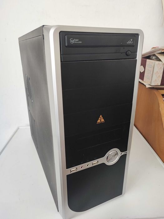 Продавам компютър KTN DESKTOP PRO G440 и DELL LCD монитор 17"