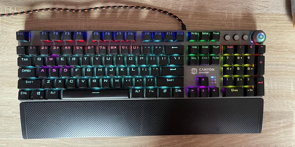 Продавам светеща геймърска клавиатура Canyon