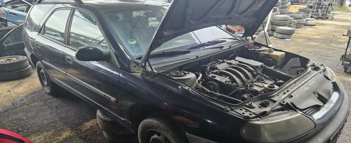 Aripa fata stanga Renault Laguna prima generatie (facelift)