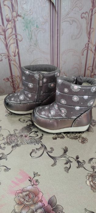 Продам зимний комбинезон для девочки + подарок!