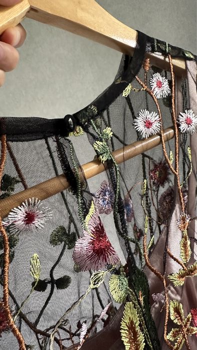 Платье из ткани с вышивкой