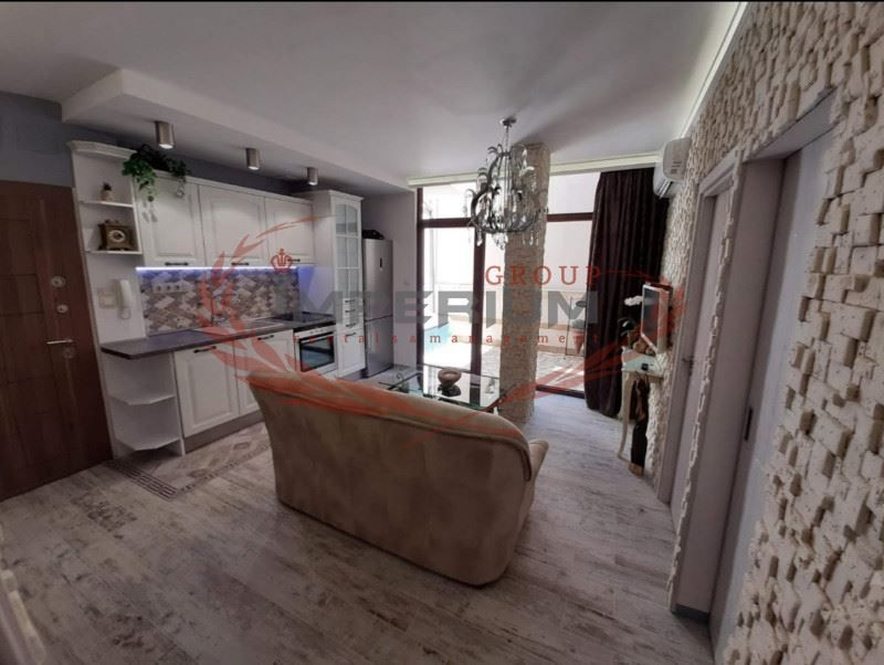 Дава се под наем Тристаен апартамент в Варна, Колхозен пазар - 80 кв.м за 765 € - Снимка #1