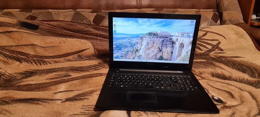 Laptop Lenovo cu procesor I5-4200U,8 Gb RAM si SSD de 120 Gb