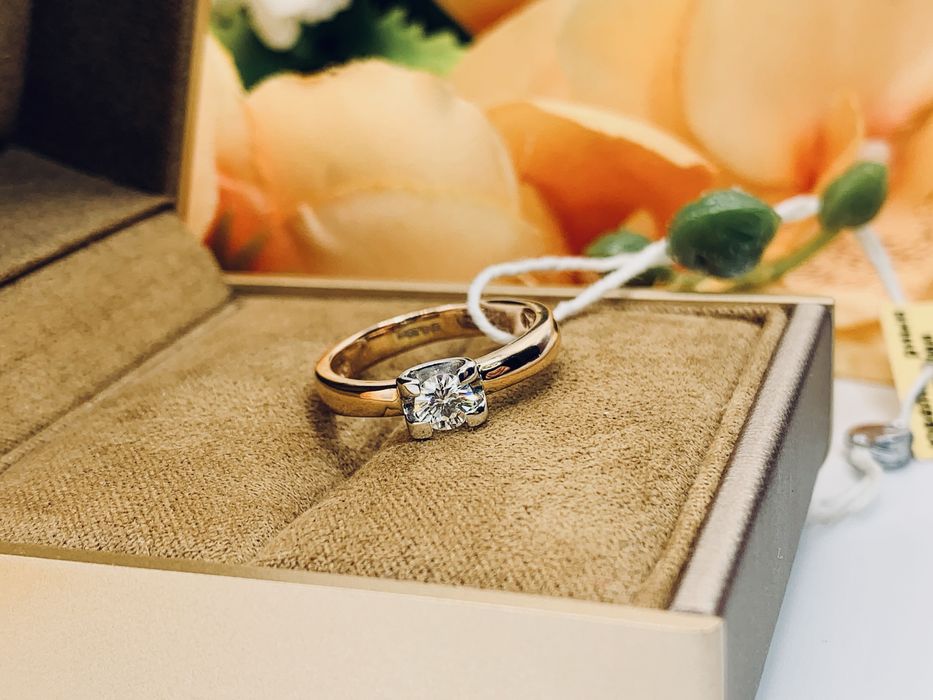 Нежное золотое кольцо с бриллиантом посередине модели «Одноглазка»