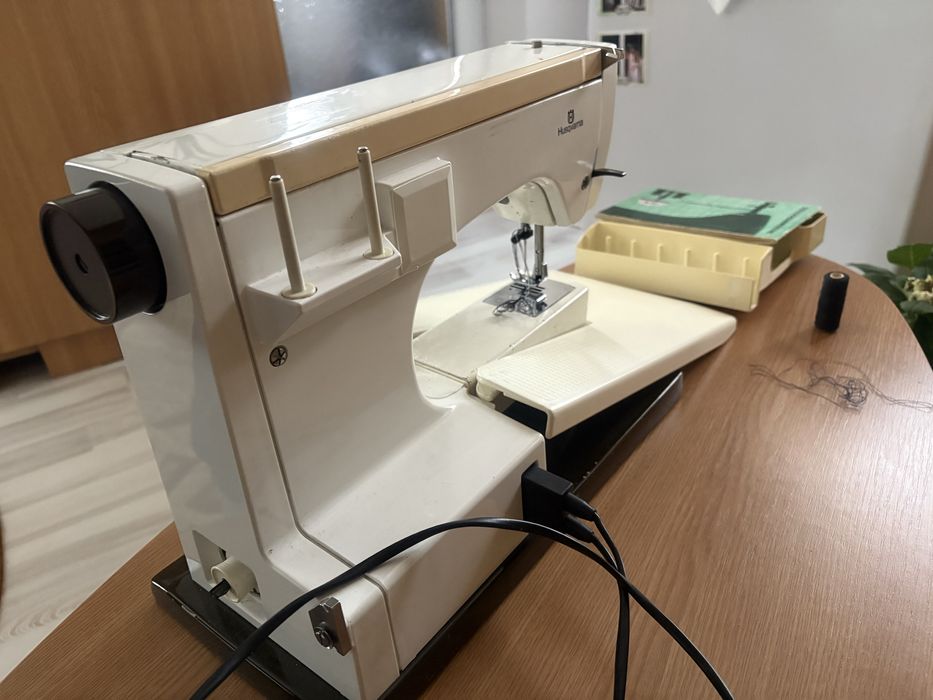 Masina de cusut suedeza Husqvarna 6270