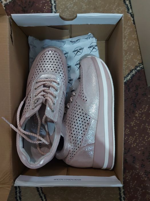 Продам кроссовки