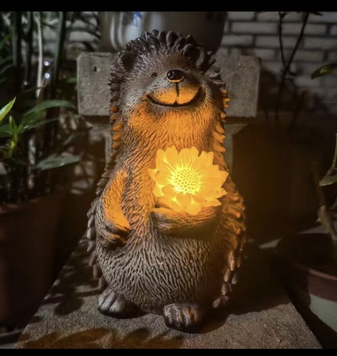 Садовый ёжик с цветком