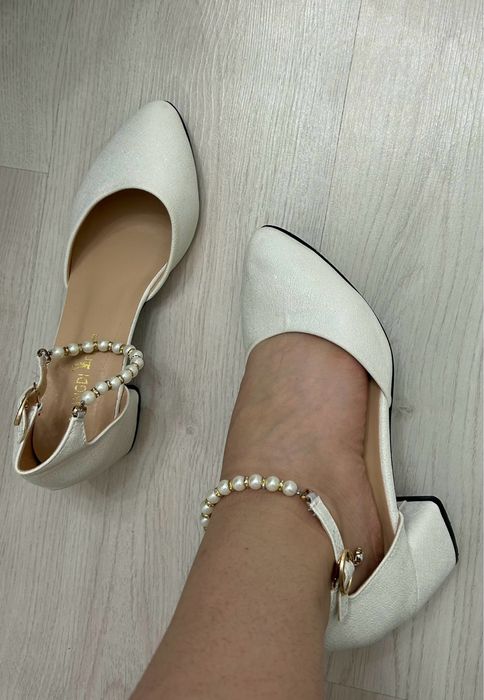 Новые белые туфли