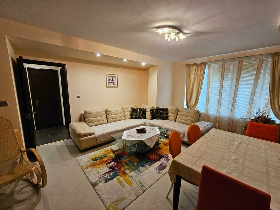 Тристаен апартамент -близо до Медицински Университет, Червен площад