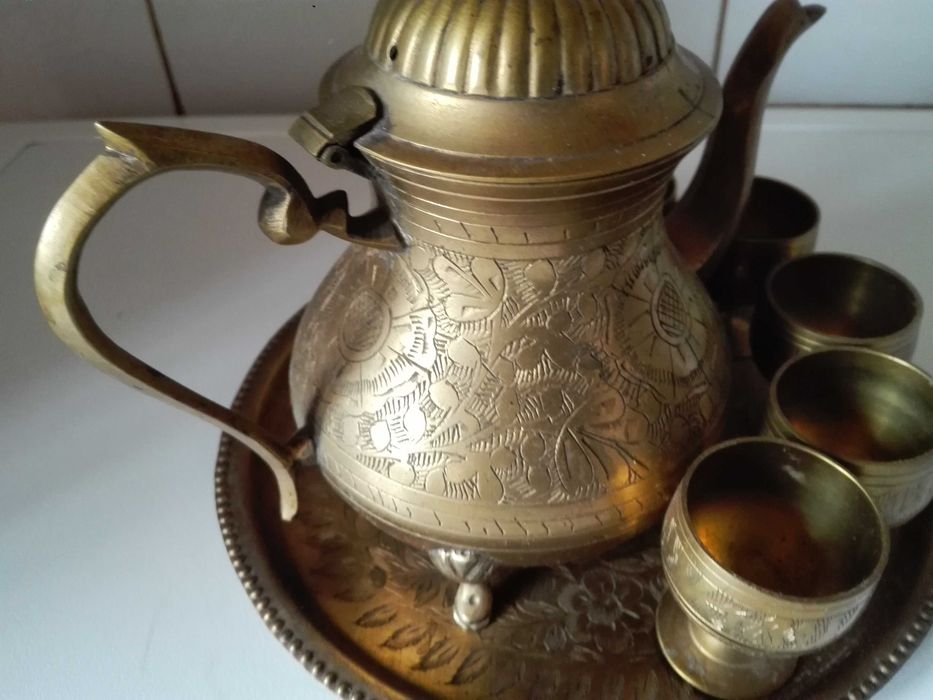 Месингов сервиз и стойка , поставка за вино .