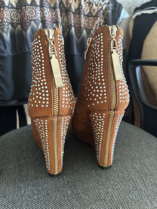 Продам ботинки зимние 40 размер