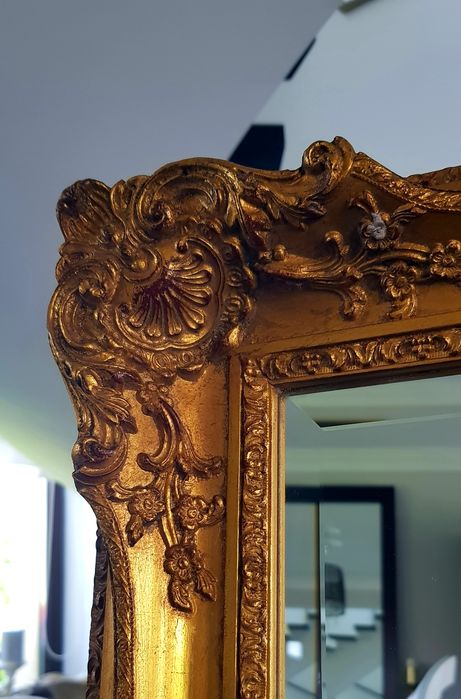 Oglindă veche cu ramă din lemn masiv