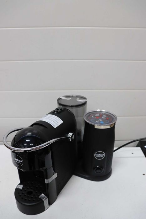 Lavazza, Кафемашина A Modo Mio Jolie&Milk, вграден разпенител за мляко