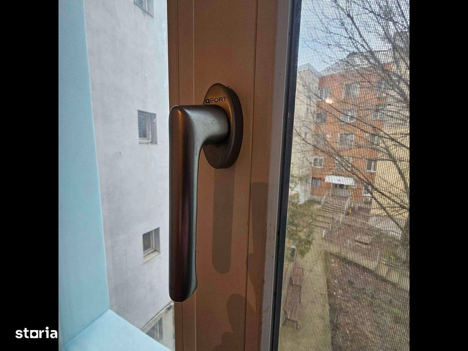 Apartament centru cu 4 camere, 2 bai, etaj 2