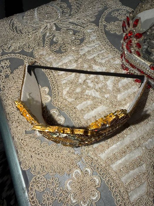 Tilla qoshlar sotiladi