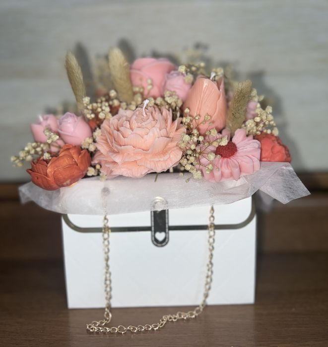 Подарък кутия или чантичка с цветя от соев восък