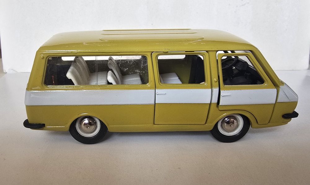 Продам модель авто Раф 2203