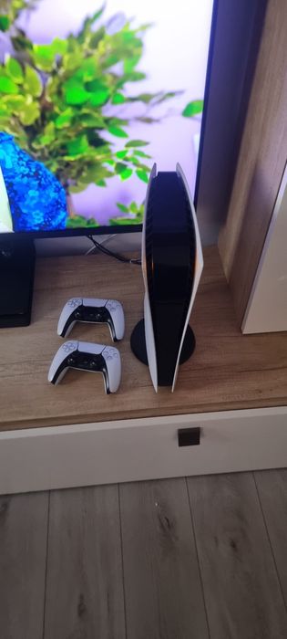 Playstation 5 1 TB cu doua manete
