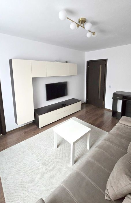 Vand apartament 4 camere (transformat în 3 camere) etaj 1/4 zona Vest